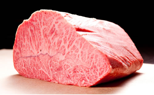 肉の旨みを引き出す丁寧な下拵え